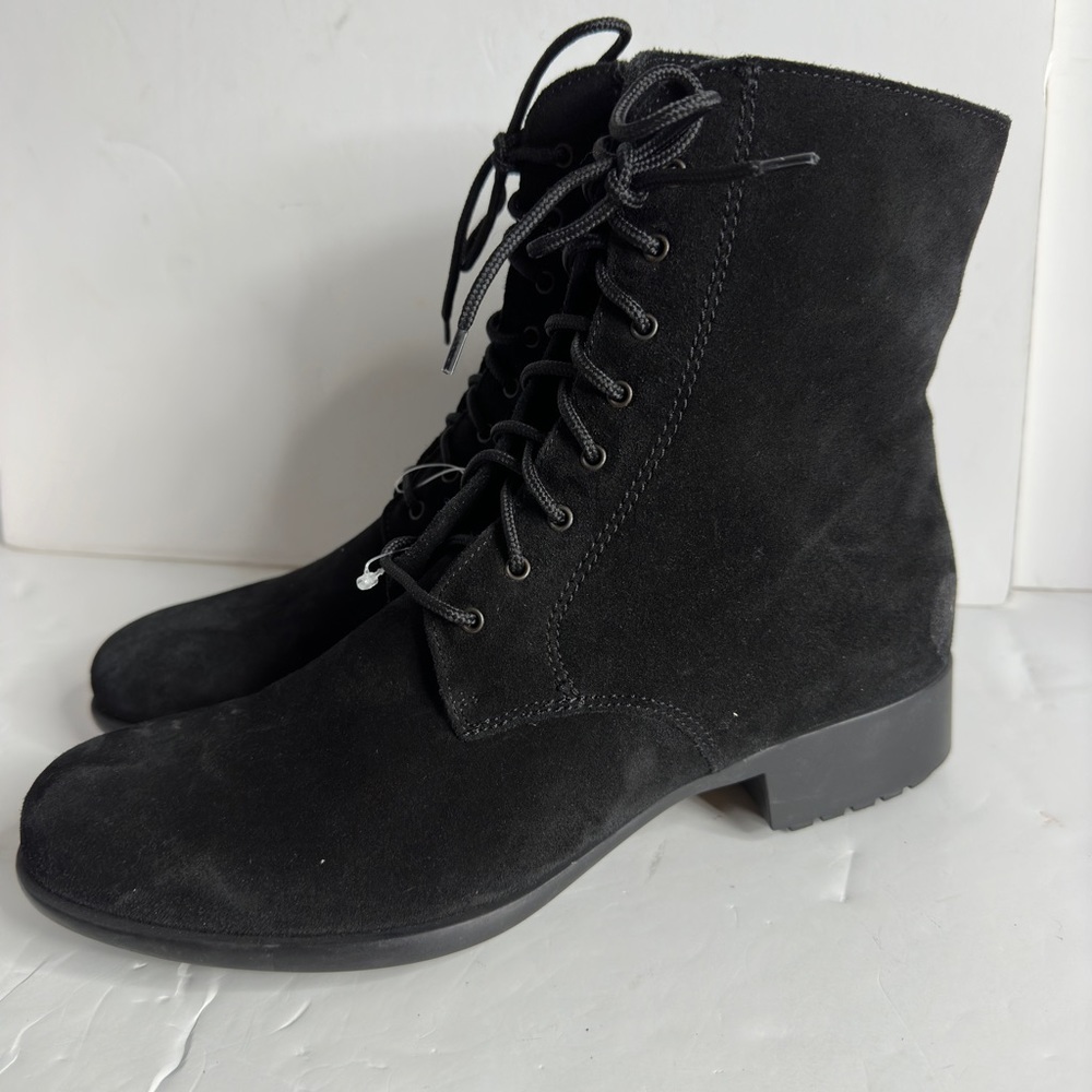 La Canadienne Spidey Suede Boots black size 11M
See last picture due to tag